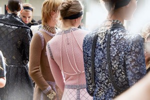 chanel-fall-winter-2015-16-ready-to-wear-collection-pearl-necklace - Copie